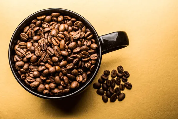 Coffee cup with coffee beans — Stock Photo, Image