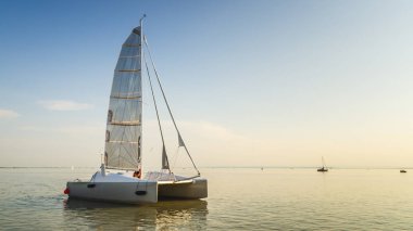 Avusturya 'daki Neusiedlersee Gölü' ndeki Katamaran teknesi