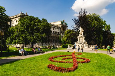 Ünlü besteci Wolfgang Amadeus Mozart'ın Burggar'daki heykeli