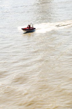 Tuna nehri üzerinde sürat teknesi