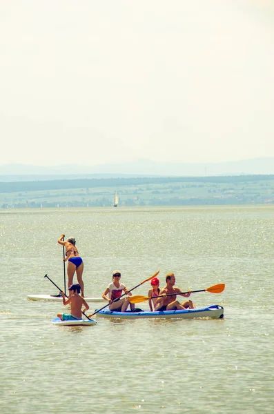 Ünlü Neusiedl Gölü, Burgenland, insanlar yüzme, tekneler gölde yelken. — Stok fotoğraf