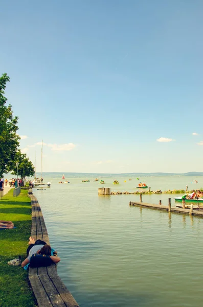A híres Fertő-tó, Burgenland, emberek úsznak, csónakok vitorláznak a tavon. — Stock Fotó