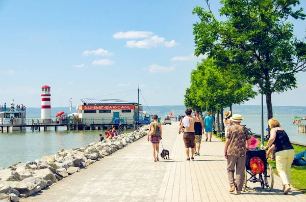 Jezioro Neusiedler Podersdorf zajęty turystycznym mieście pełnym turystów — Zdjęcie stockowe