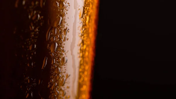 Vaso de cerveza con espuma sobre fondo negro — Foto de Stock