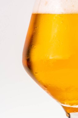 Beyaz arka planda bir bardak bira