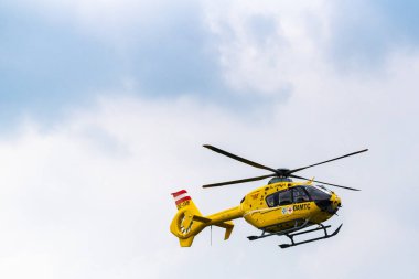 Sarı kurtarma helikopteri müdahale sonrası havalanıyor.