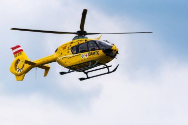 Sarı kurtarma helikopteri müdahale sonrası havalanıyor.