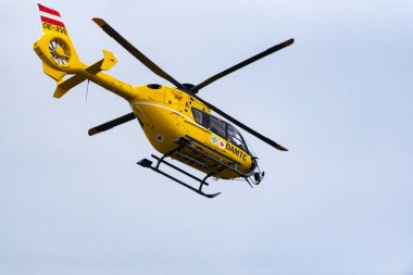 Sarı kurtarma helikopteri müdahale sonrası havalanıyor.