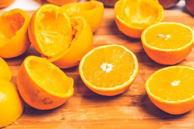 Turuncu arka plan. Yarım kesim ve sıkılmış meyve desen birbirlerinin yanındaki closeup