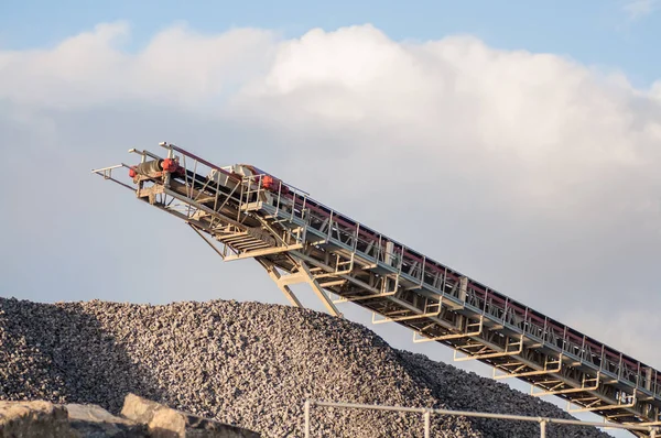 Bir çakıl ocağında konveyör bantları. Üretim konsepti