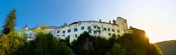 Herberstein palota panoráma Európában. Kastély a hegyen, idegenforgalmi hely nyaralóhely. — Stock Fotó