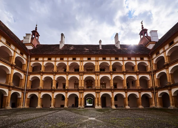 Vista em Eggenberg palácio pátio ponto turístico, destino de viagem famoso em Styria . — Fotografia de Stock