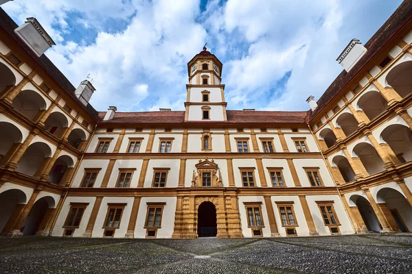 Vista em Eggenberg palácio pátio ponto turístico, destino de viagem famoso em Styria . — Fotografia de Stock