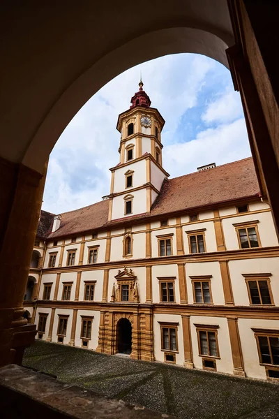 Vista em Eggenberg palácio pátio ponto turístico, destino de viagem famoso em Styria . — Fotografia de Stock