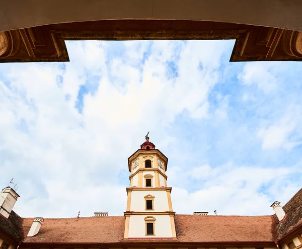 Pohled na Eggenberský palác nádvoří turistické místo, slavná destinace v Štýrsku. — Stock fotografie