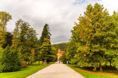 Güz turistik yerindeki Eggenberg Sarayı 'nda manzara, Styria' daki ünlü seyahat merkezi..
