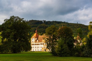 Güz turistik yerindeki Eggenberg Sarayı 'nda manzara, Styria' daki ünlü seyahat merkezi..