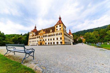 Güz turistik yerindeki Eggenberg Sarayı 'nda manzara, Styria' daki ünlü seyahat merkezi..
