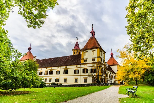 Pohled na Eggenberský palác na podzimním turistickém místě, slavná turistická destinace ve Štýrsku. — Stock fotografie