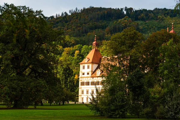 Uitzicht op Eggenberg paleis in de herfst toeristische plek, beroemde reisbestemming in Stiermarken. — Stockfoto