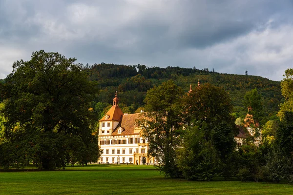 Uitzicht op Eggenberg paleis in de herfst toeristische plek, beroemde reisbestemming in Stiermarken. — Stockfoto