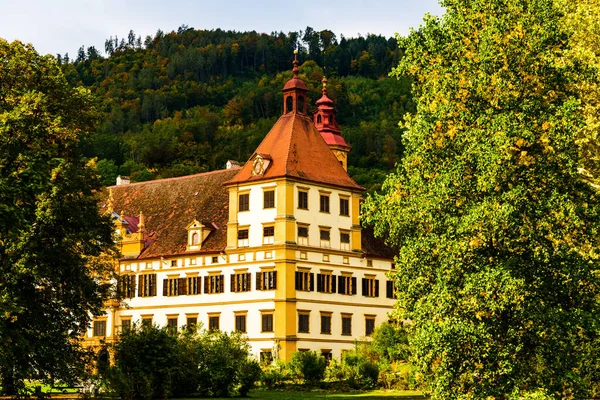 Uitzicht op Eggenberg paleis in de herfst toeristische plek, beroemde reisbestemming in Stiermarken. — Stockfoto