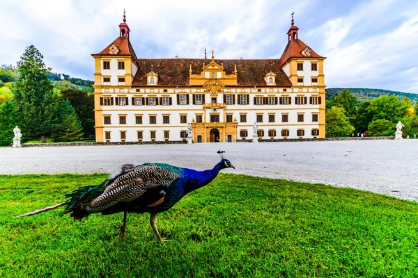 Uitzicht op Eggenberg paleis in de herfst toeristische plek, beroemde reisbestemming in Stiermarken. — Stockfoto