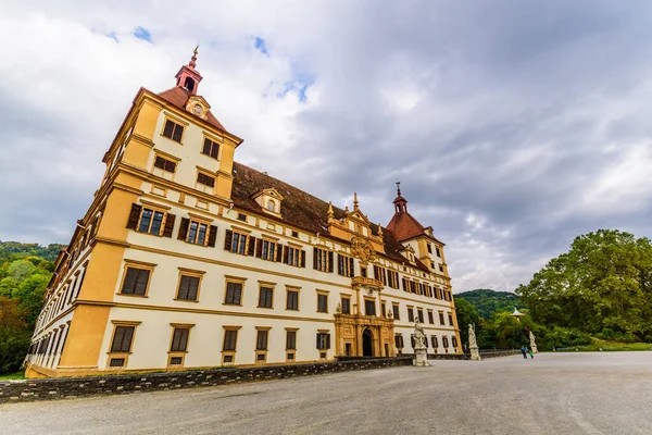 Pohled na Eggenberský palác na podzimním turistickém místě, slavná turistická destinace ve Štýrsku. — Stock fotografie