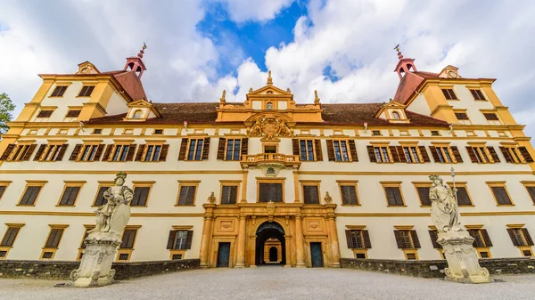 秋の観光地、スタイリアの有名な旅行先でEgenberg宮殿での眺め. — ストック写真