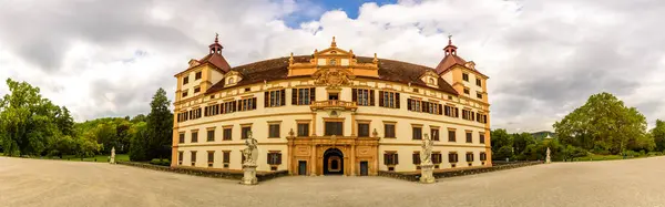 Vista em Eggenberg palácio em Autumn ponto turístico, destino de viagem famoso em Styria . — Fotografia de Stock