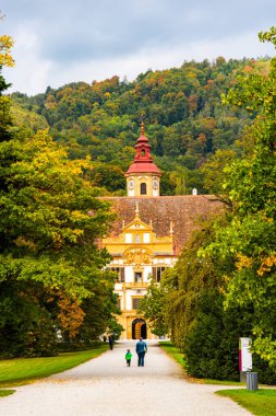 Güz turistik yerindeki Eggenberg Sarayı 'nda manzara, Styria' daki ünlü seyahat merkezi..