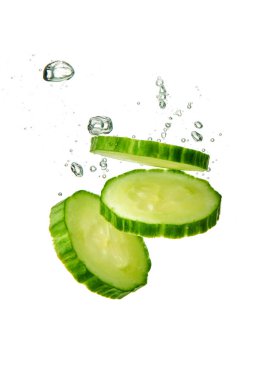 Dilimlenmiş salatalık suyu, beyaz arka planda izole edilmiş. Dikey fotoğraf. Cilt nemlendirici kozmetik konsepti