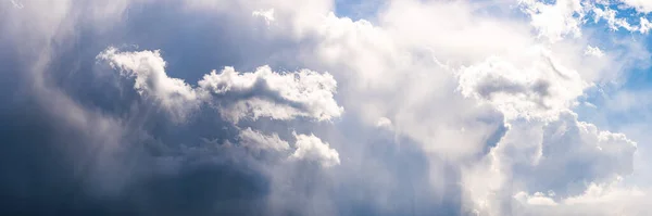 Weites Himmelspanorama Mit Verstreuten Kumuluswolken Die Sich Vor Sturm Auftürmen — Stockfoto