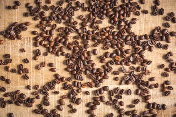 Roasted Brown Coffee Beans Spilled Wooden Table Background Tabletop View — Stock Photo, Image