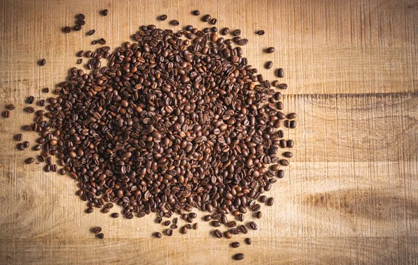 Roasted Brown Coffee Beans Spilled Wooden Table Background Tabletop View — Stock Photo, Image