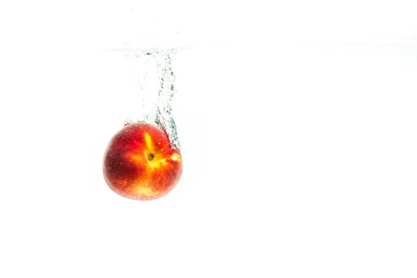 Une Nectarine Tombe Dans Eau Coule Avec Des Bulles Air — Photo