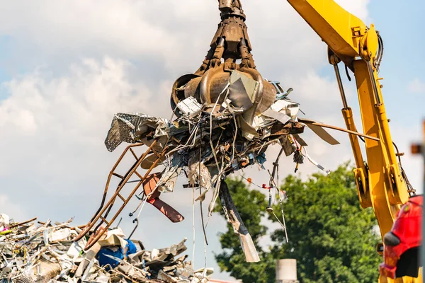 Primo Piano Una Gru Riciclaggio Dei Rifiuti Metallici Nel Cantiere — Foto Stock