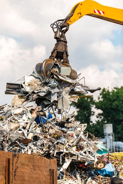 Primo Piano Una Gru Riciclaggio Dei Rifiuti Metallici Nel Cantiere — Foto Stock