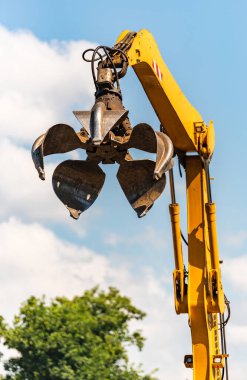 Hurdalıkta metalik atıkları geri dönüştürmek için kullanılan vinç yakın plan