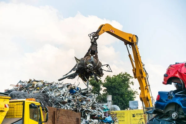 Graz Austria 2020 Zbliżenie Dźwigu Recyklingu Odpadów Metalicznych Złomowisku — Zdjęcie stockowe