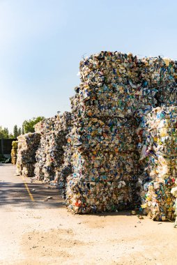 Plastik tasnif edildi ve atık işleme konusunda uzmanlaşmış şirketlere gönderilmeye hazır.