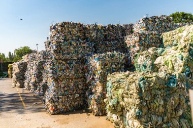 Graz, Avusturya - 24.06.2020 Plastik tasnif edildi ve atık işleme alanında uzmanlaşmış şirketlere gönderilmeye hazır.