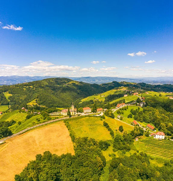 青山和葡萄园的空中全景 背景为群山 奥地利葡萄园景观 莱布尼茨地区在南施蒂里亚 葡萄酒国家 托斯卡纳喜欢的地方和著名的旅游胜地 — 图库照片