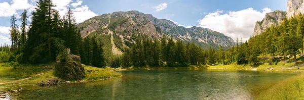 Krásné jezero zvané Zelené jezero v Rakousku. — Stock fotografie
