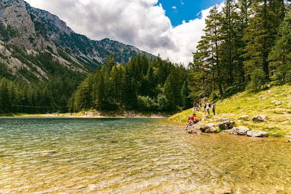 Krásné jezero zvané Zelené jezero v Rakousku. — Stock fotografie