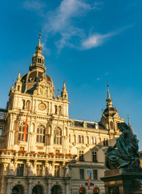 Graz, Avusturya - 13.07.2020: Graz şehrinin şehir meydanından belediye binasına bakın. Avusturya 'ya Seyahat