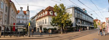Graz, Styria / Avusturya - 13.07.2020: Sanat müzesi yakınlarındaki Graz şehir merkezinin fotoğrafı