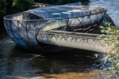 Graz, Avusturya - 13.07.2020: Graz 'daki Mur nehri ve Murinsel, nehir üzerindeki ada köprüsü.