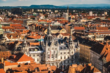 Graz, Avusturya - 13.07.2020: Graz şehrindeki Castle Hill 'den belediye binasının üst görüntüsü. Avusturya 'ya Seyahat