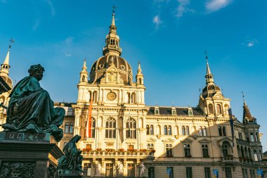 Graz, Avusturya - 13.07.2020: Graz şehrinin şehir meydanından belediye binasına bakın. Avusturya 'ya Seyahat